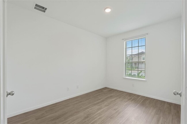 Building Photo - 229 Seven Pnes Dr