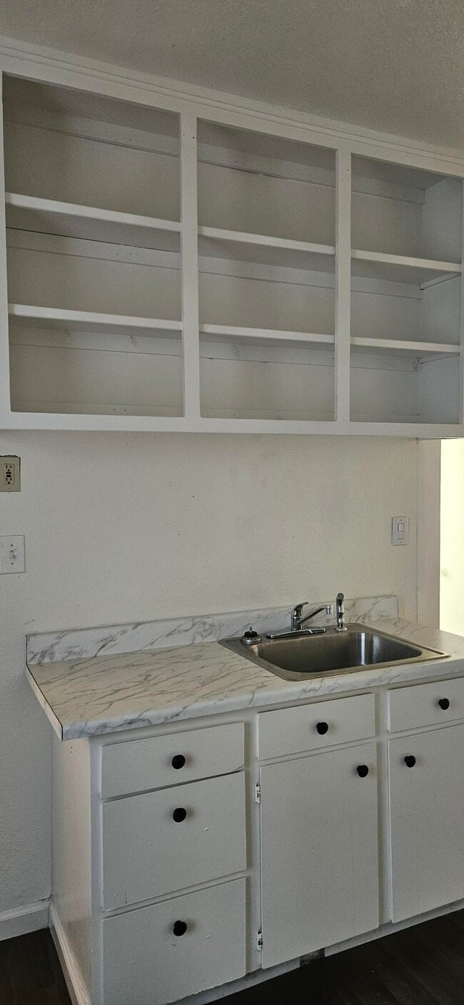 Building Photo - 609 E Main St