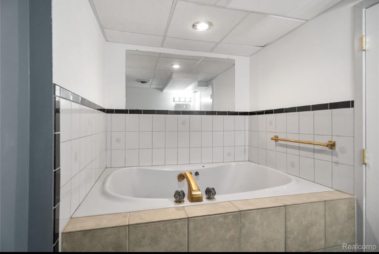 Building Photo - 242 Preston Ave