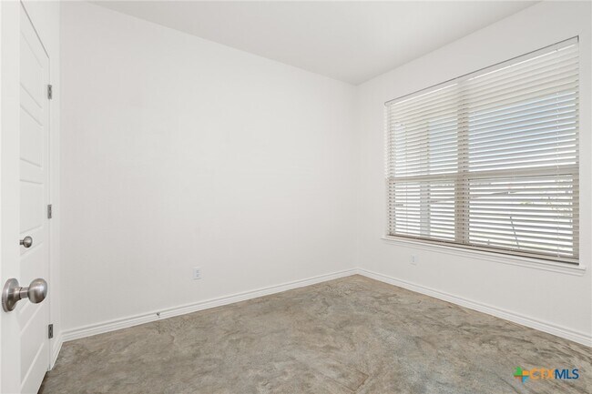 Building Photo - 3800 Hickory Dr