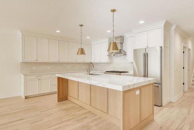 Building Photo - 4 bedroom in Chicago IL 60625