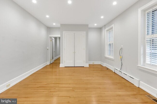 Building Photo - 323 S 17th St