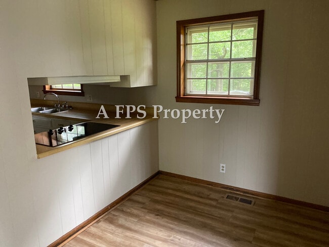 Building Photo - 583 S Holcomb Rd SW