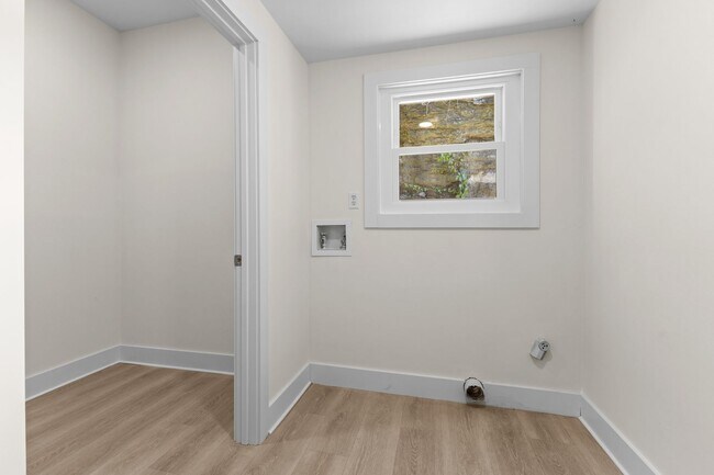 Building Photo - AVAILABLE NOW. $1450 MONTH. 3 BED 1 BATH. IDEAL LOCATION IN BELLEVUE. CLOSE TO EVERYTHING WEST NA...
