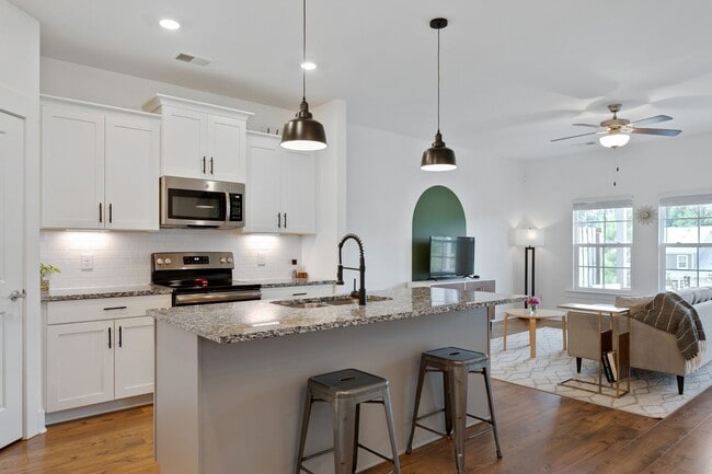 Building Photo - Franklin Townhome For Lease