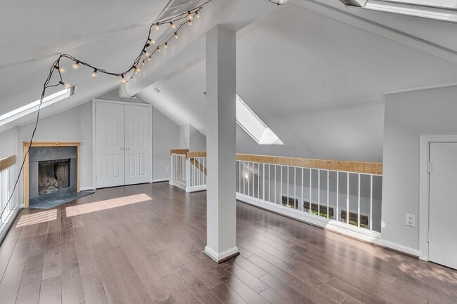 Building Photo - 2 Bedroom with Loft in Old Town North