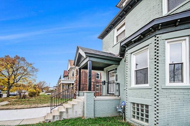 Building Photo - Lower Unit - Newly Constructed - 2 bed/2 bath - Must See!