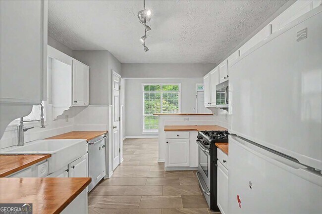 Building Photo - 665 Peachtree Trails Dr