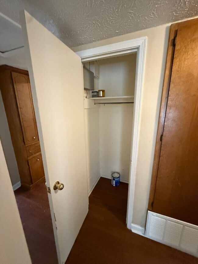 Building Photo - SELF TOURING AVAILABLE - Nice House with F...