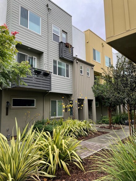 Building Photo - 158 Uptown Cir