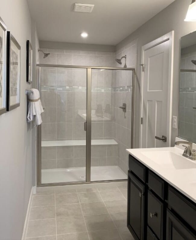 Building Photo - 3 Bedroom, 2.5 Bath End Unit Townhome on C...