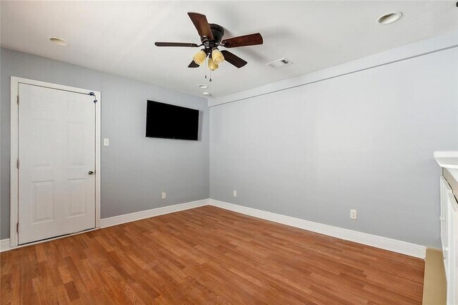 Building Photo - 8927 Hickory St