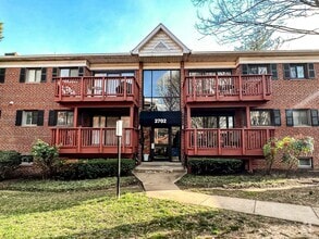 Building Photo - Gorgeous 3 Bedroom 2 Bathroom Unit With Su...
