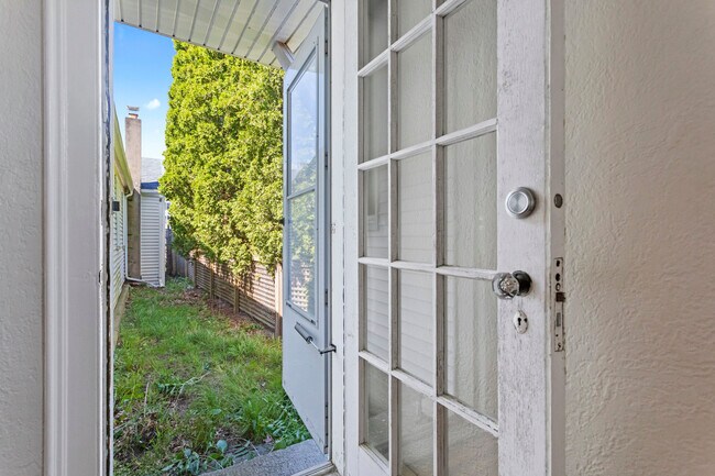 Building Photo - 6 Church St