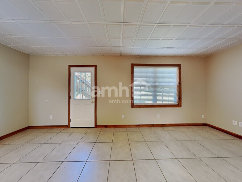 Building Photo - 157 Greenfield Rd