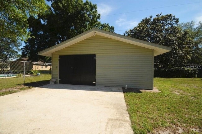 Building Photo - 615 Sarita St