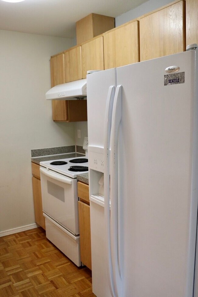 Building Photo - Two Bedroom/Two bath Capitol Hill Condo - ...