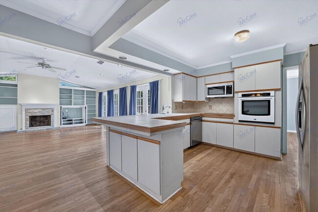 Building Photo - 3550 Ainsworth Dr