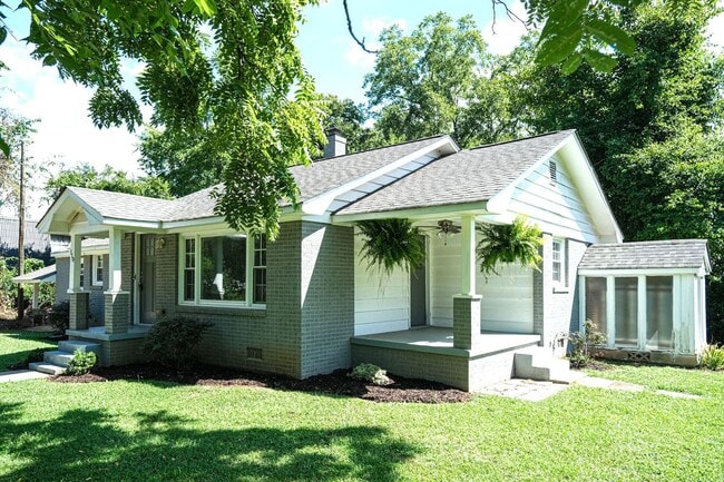 Building Photo - Charming 3/2.5 House with Lawn Care included!