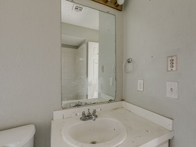 Building Photo - MOVE IN SPECIAL NO DEPOSIT OR APPLICATION ...