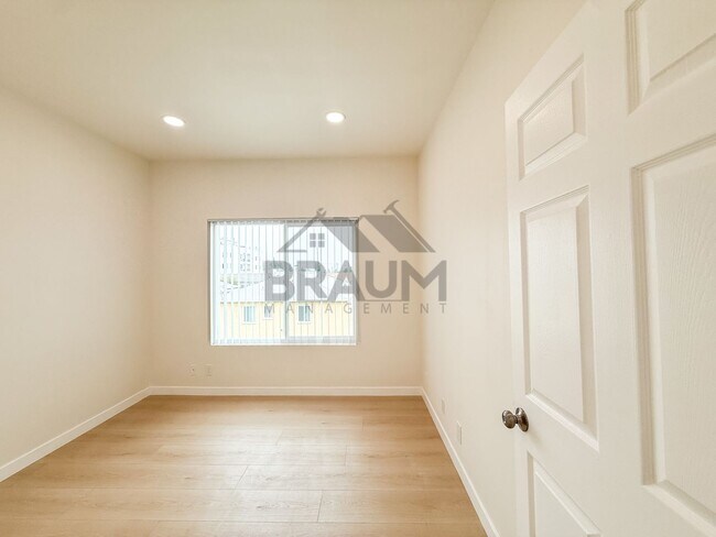 Building Photo - 11035 Moorpark St