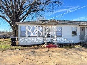 Building Photo - 1/2 OFF 1st MONTH'S RENT MOVE IN SPECIAL! AVAILABLE NOW! 2 BD/1 BATH RENTAL IN NOBLE!