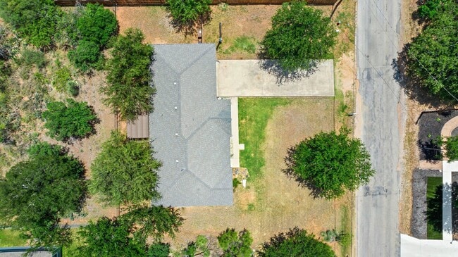 Building Photo - 136 W Maple Dr