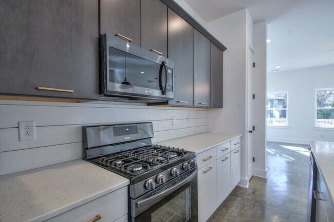 Building Photo - 904 Burchwood Ave