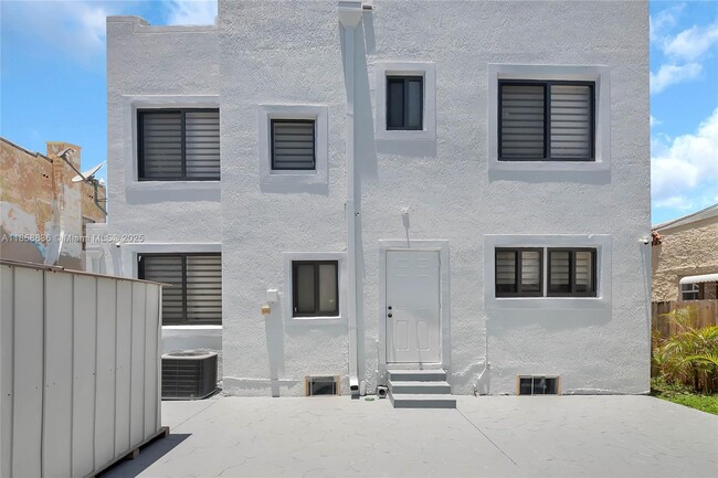 Building Photo - 2336 SW 17th St