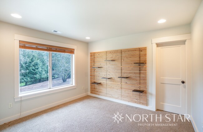 Building Photo - Gorgeous, Gated and Lake Front in Oregon City