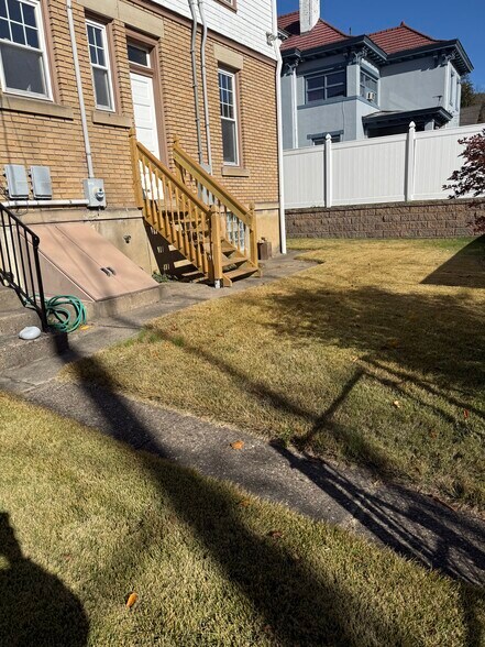 Building Photo - 10 Rockledge Rd