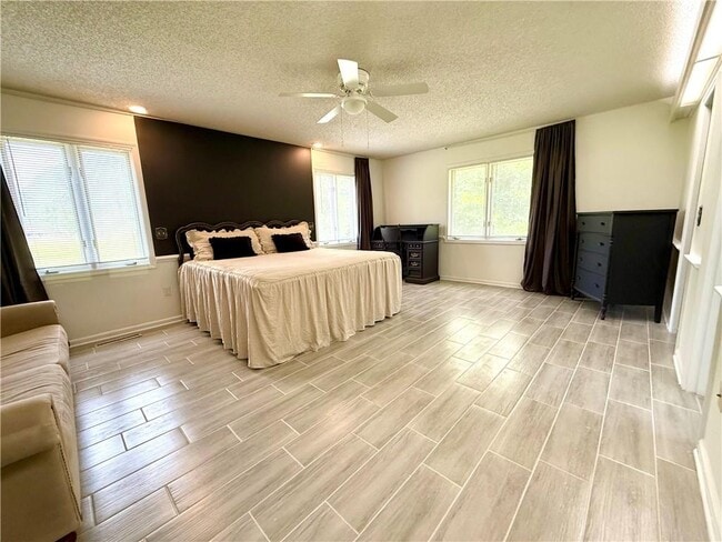 Building Photo - 28 Pine Forest Dr W