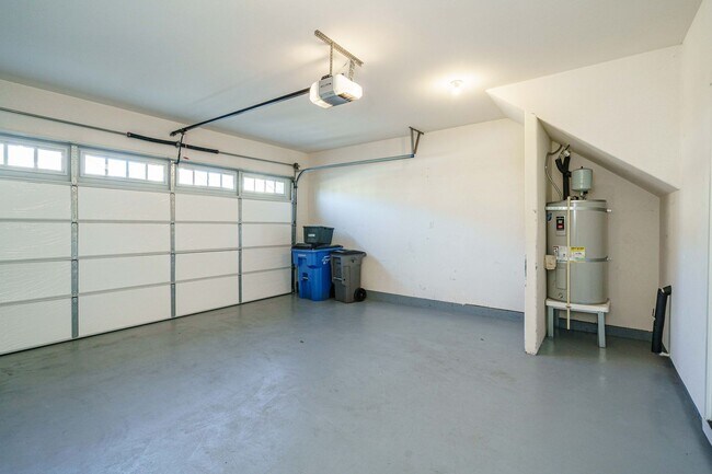 Building Photo - Beautiful Single-Level Home | 3 Bed, 2.5 B...