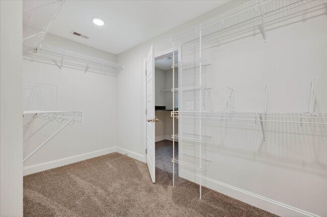 Building Photo - 4 Bedroom Pet Friendly Home For Rent with Club House, Comm. Pool, & Comm Gym Access!
