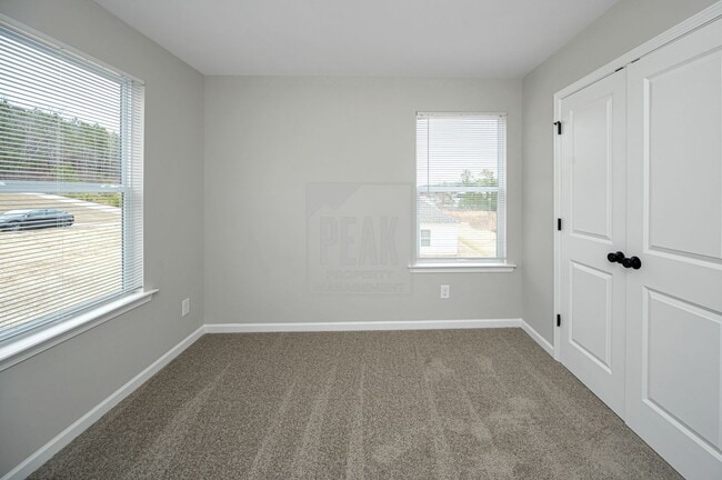 Building Photo - 390 Woodland Cir