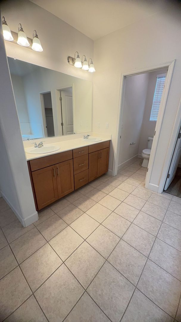 Building Photo - Beautiful spacious 3 bedroom 2/5 bathroom home.