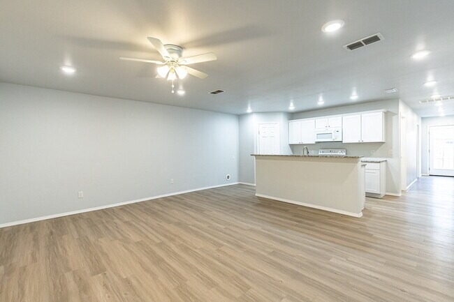 Building Photo - Half off the first Full Month's Rent !!!! ...