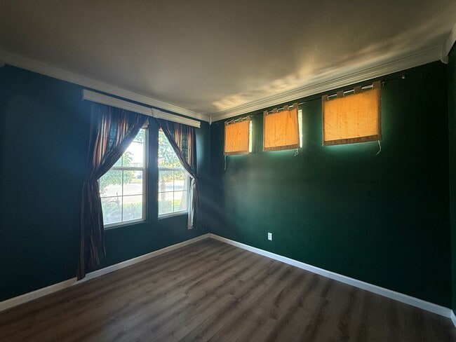 Building Photo - Single-story 3 bedroom, 2 bathroom, plus o...
