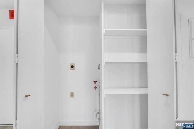 Building Photo - 1055 River 809