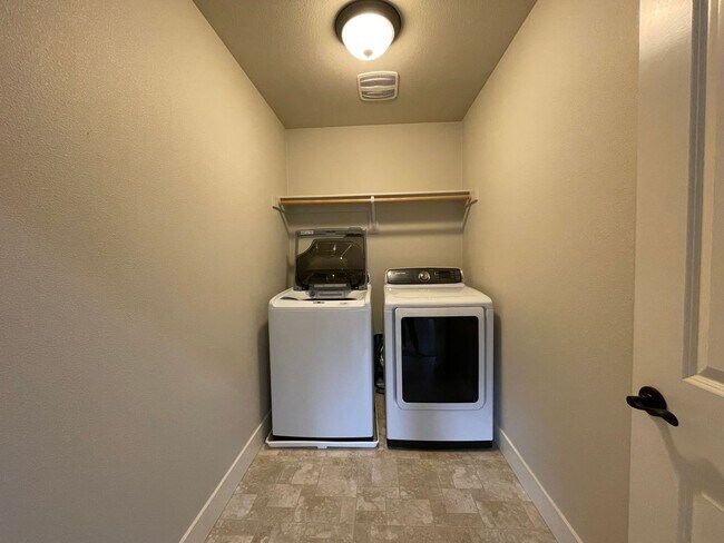 Building Photo - Lovely North Plains 4Bd 2.5Ba Home with Ja...