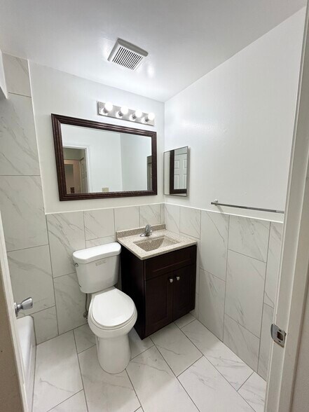 Building Photo - 3732 N Pine Grove Ave