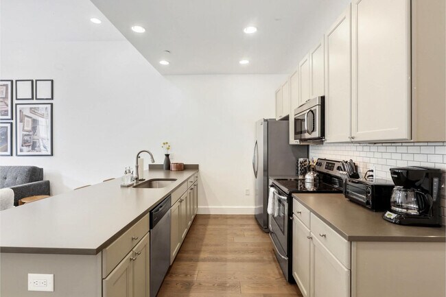 Building Photo - 127 Carondelet St