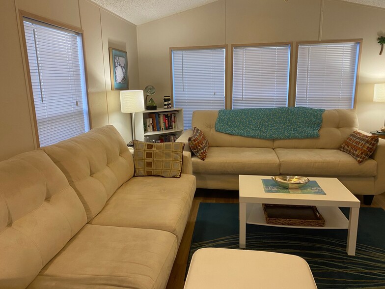 Building Photo - 4825 Jimmy Buffett Mem Hwy