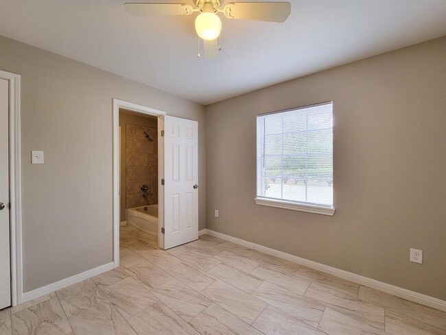 Building Photo - 3206 Lobit Dr