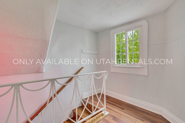 Building Photo - 1040 E 200 S
