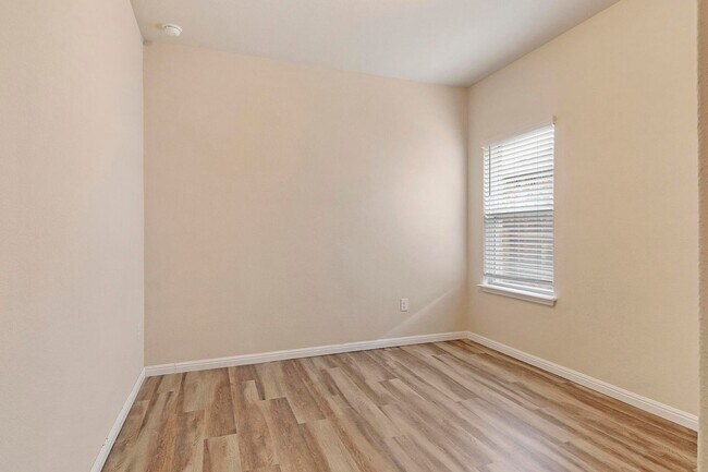 Building Photo - Gorgeous 4-bedroom home!