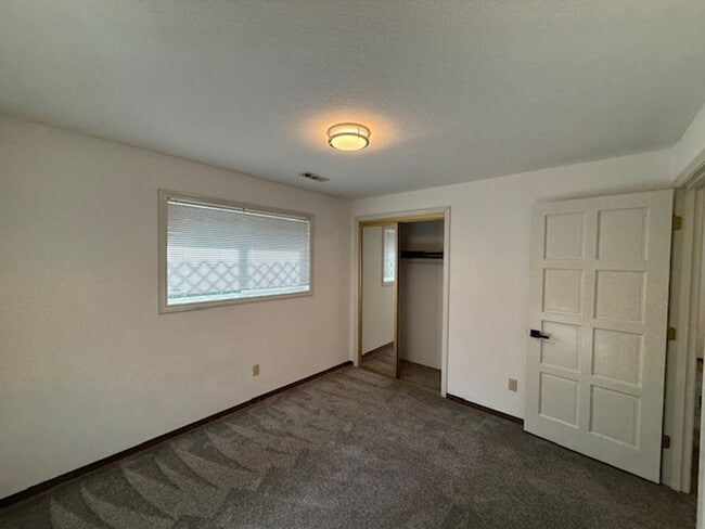 Building Photo - Spacious 3 Bedroom, 2 Bath home in Quality NB Neighborhood!