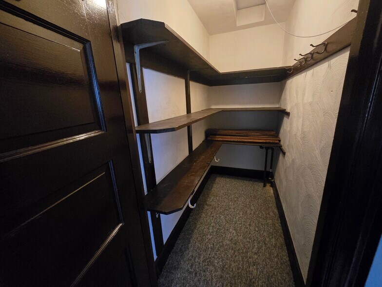 Storage coset - 128 Martin St