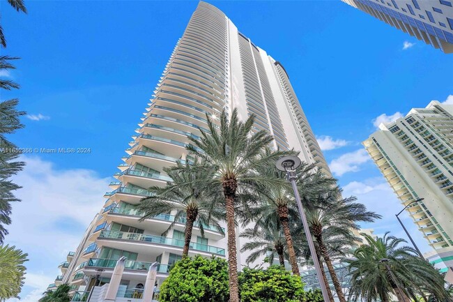 Building Photo - 1331 Brickell Bay Dr