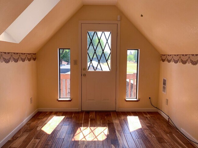 Building Photo - 2 Bedroom Country Home in Hollister